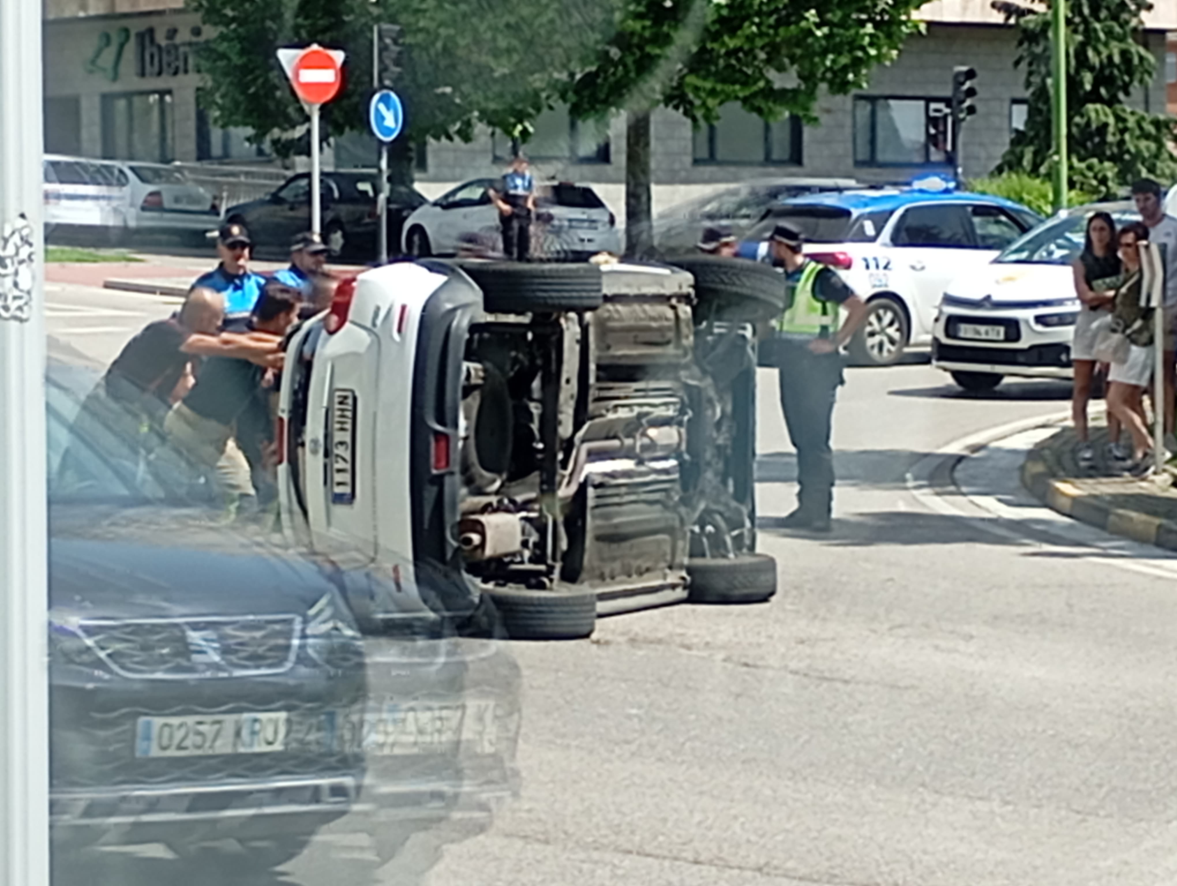 Coche volcado avenida Cantabria